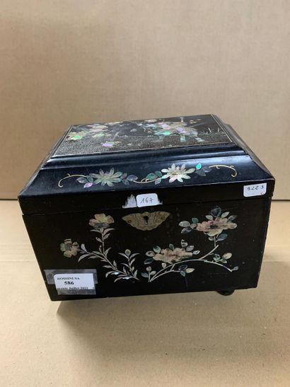 null JAPAN
Lacquered case with mother-of-pearl inlay decoration featuring a samurai...