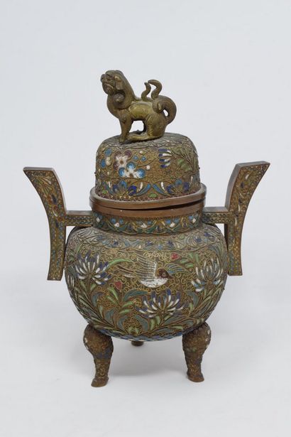 null China XXth century
Covered copper pot with floral decoration in cloisonné enamels,...