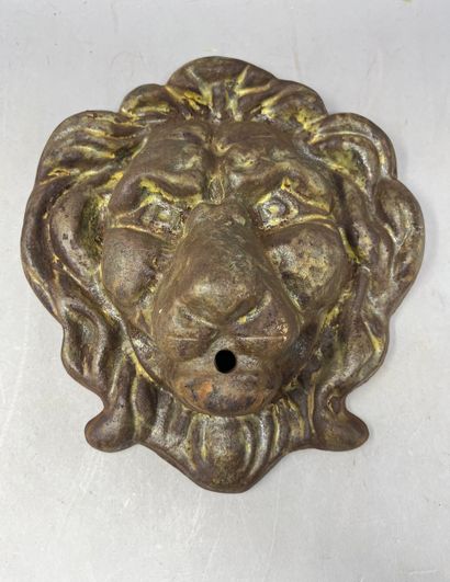 null Bec de fontaine en fonte, prenant la forme d'une tête de lion. 
H. 31- L.30...