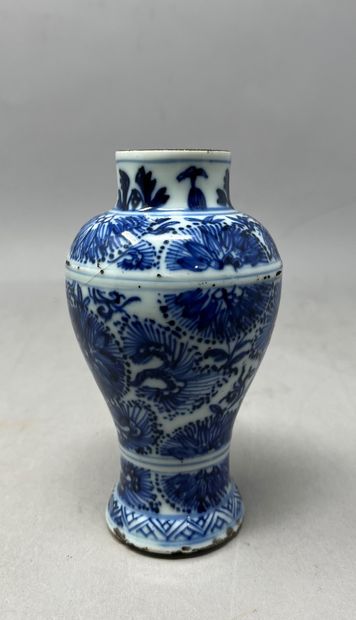 CHINA - XXth century.
Small baluster vase...