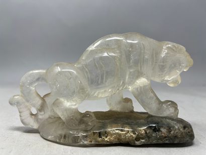 null Sujet en cristal de roche sculpté d'un tigre.
Chine, XXème
H. 7 - L. 13,5 c...