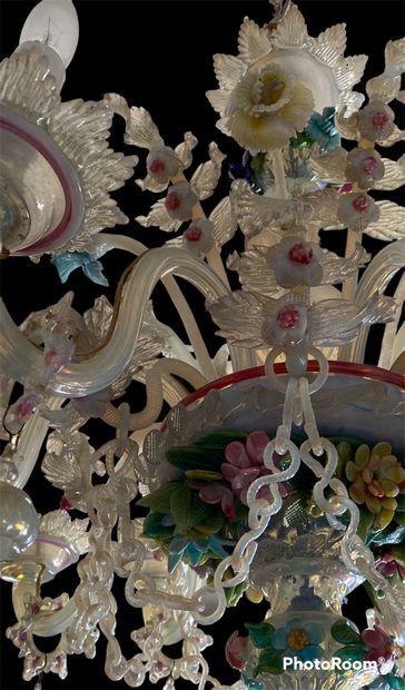 null Un lustre en Murano à décor polychrome figurant fleurs et feuillages
8 bras...