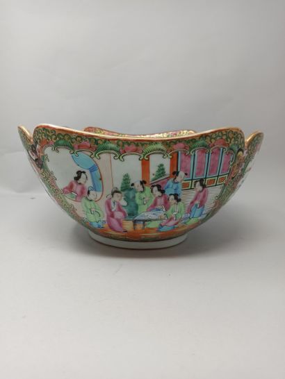null Canton porcelain bowl with square section and moving edges decorated with polychrome...