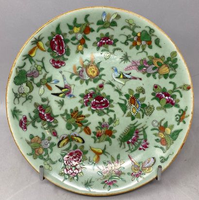 China 20th, Plate with enamelled decoration...