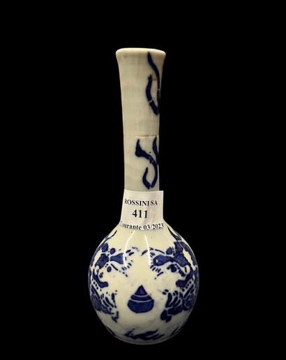 null Petit vase à long col évasé en porcelaine blanc bleu.
Chine Moderne
H. 15,8...