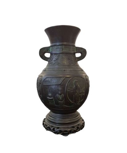 null JAPON, XXème siècle
Vase de forme balustre en bronze à patine médaille à décor...
