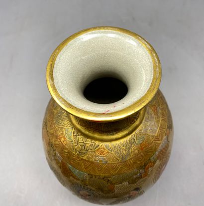 null JAPON, Satzuma, début XXème siècle
Vase balustre en grès Satzuma à décor d'une...