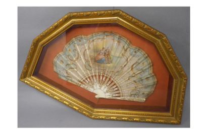 null Galant conversation, circa 1900
Folded fan, the fabric leaf painted in the center...