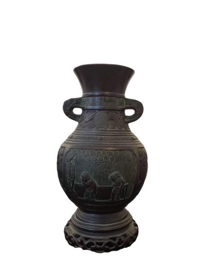 null JAPON, XXème siècle
Vase de forme balustre en bronze à patine médaille à décor...