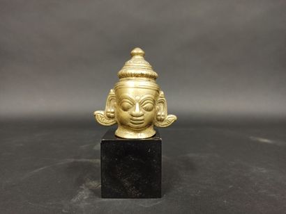 null Shiva lingam en bronze à patine dorée figure une tête masculine.
Inde, XIXème...