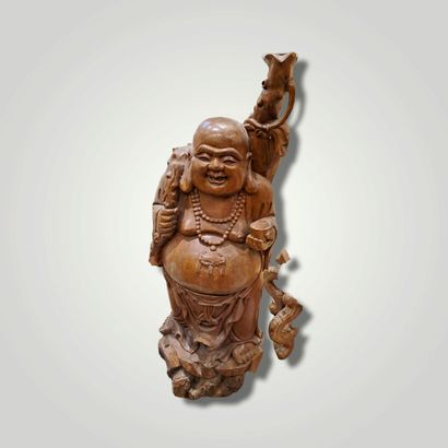 null Importante sculpture en bois figurant un bouddha de prosperité tenant sur son...
