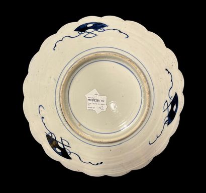 null Suite of two dishes, one in polylobed porcelain with "Imari" decoration and...