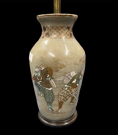 null Vase en porcelaine à décor émailllé d'un combat de poulpes contre trois guerriers...