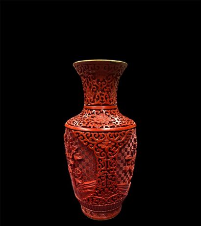 null Vase de forme balustre en résine rouge à l'imitation de la laque à décor travaillé...