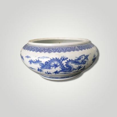 null White porcelain vase with blue decoration of dragons with five claws in pursuit...