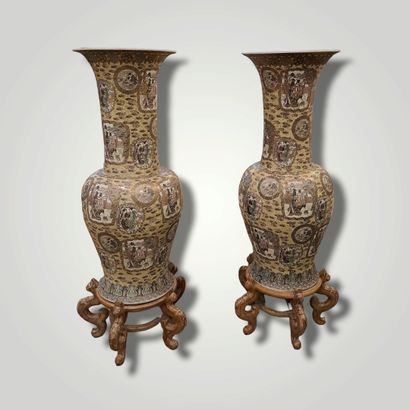 null Importante paire de vases de forme balustre à long col évasé en porcelaine à...
