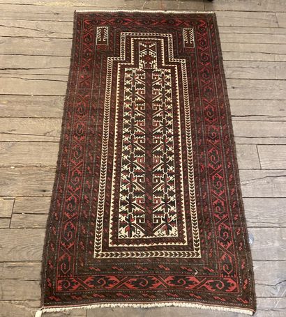 null Un petit tapis caucasien avec une mirabelle écrue
180 x 93 cm