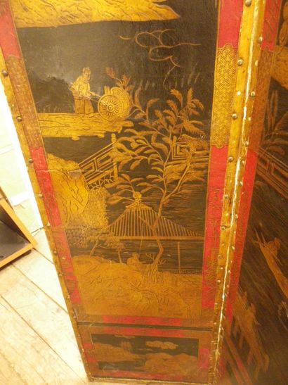 null Paravent à trois feuilles à décor estampé, peint et doré de scènes de vie chinoises...