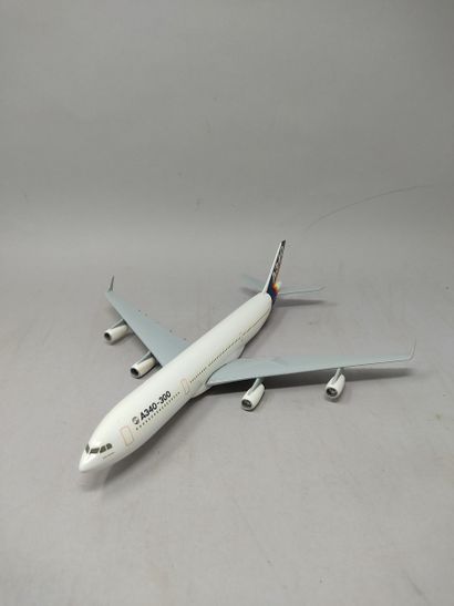 null AEROSPATIALE - AIRBUS
Maquette de l'avion A340 au 1/200e aux couleurs de Airbus...