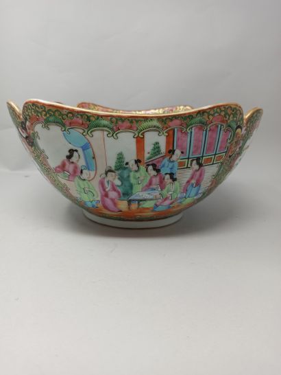 null Canton porcelain bowl with square section and moving edges decorated with polychrome...