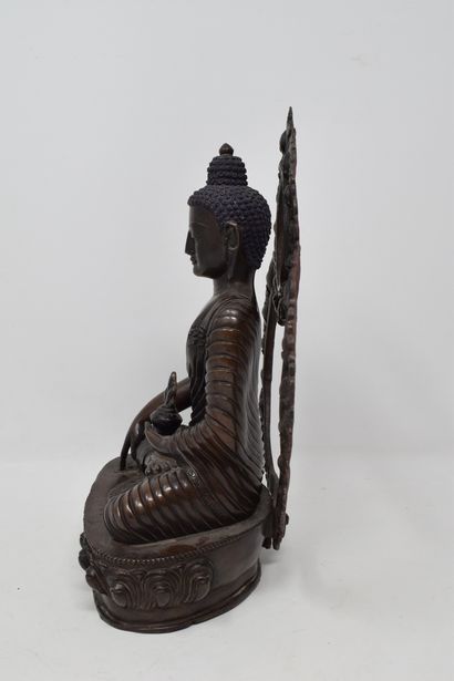 null NEPAL, XXème siècle,
Lot composé de deux buddhas, le premier en alliage de cuivre...