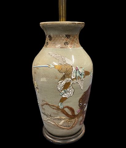 null Vase en porcelaine à décor émailllé d'un combat de poulpes contre trois guerriers...
