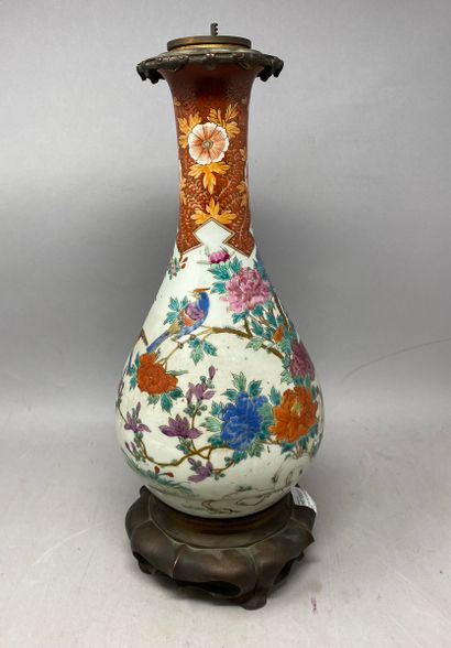 null CHINE 
Vase monté en lampe à décor émaillé de fleurs sur fond blanc reposant...