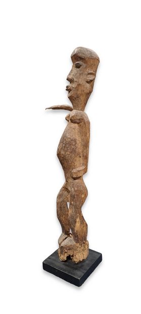 null Statuette en bois naturel sculpté, le bras droit levé et replié.
Lobi, Burkina...