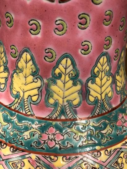 null Grand vase balustre de Chine Moderne
A décor polychrome de registres figurant...