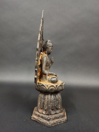 null Stèle funéraire en fonte de fer représentant un buddha assis sur une base en...