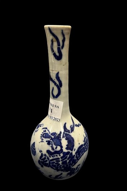 null Petit vase à long col évasé en porcelaine blanc bleu.
Chine Moderne
H. 15,8...