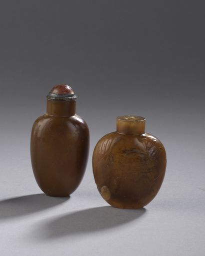 CHINA - 19th/20th century
Two caramel agate...