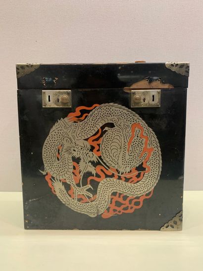 Large lacquer box decorated with a dragon,
accidents...