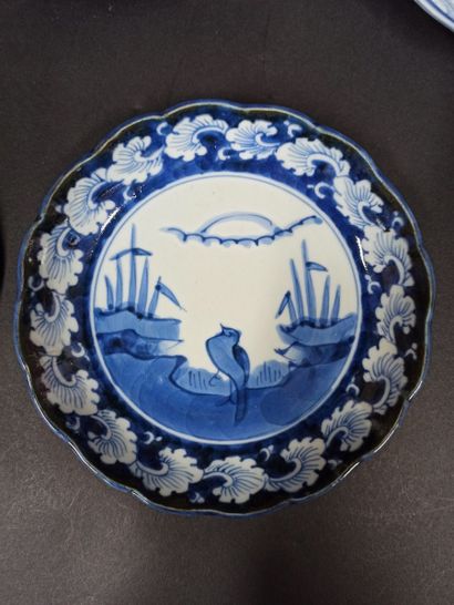 null Deux séries de trois plats en porcelaine bleu blanc à décor d'oiseaux, phoenix...