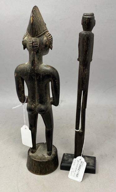 null Deux statuettes africaines en bois sculpté 
Environ 30 cm de haut chacune
Etat...