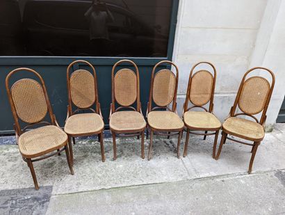 null THONET (attribué à)
Suite de six chaises à haut dossier en hêtre courbé, l'assise...