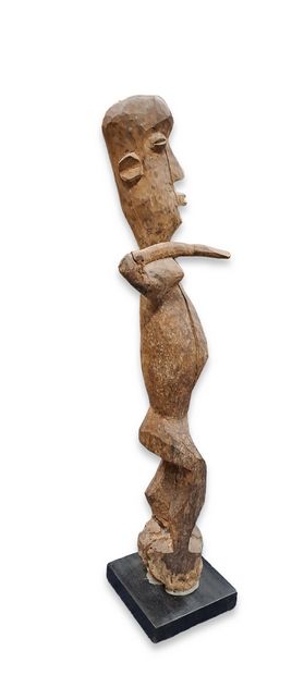 null Statuette en bois naturel sculpté, le bras droit levé et replié.
Lobi, Burkina...