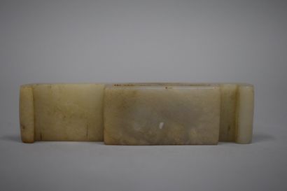 null CHINA - 20th century
Grey celadon nephrite scabbard ornament. 
L. : 8,2 cm