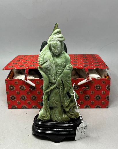 null Sculpture en jadéite, femme à l'éventail adossée à une feuille de Lotus, avec...