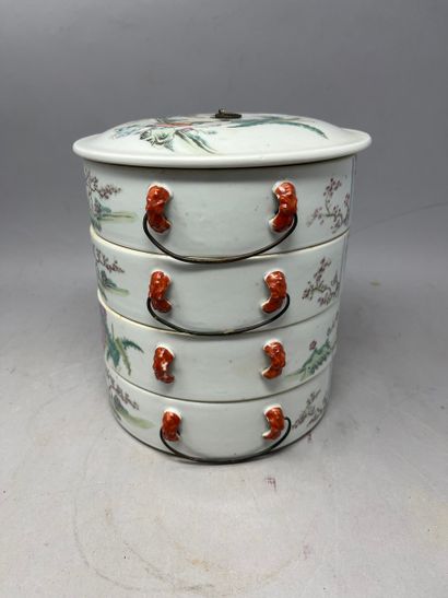 null Boîte cylindrique à étage en porcelaine, Chine 
Deux anses détachés et une accroche...