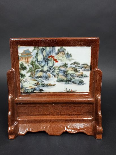 null Porcelain screen enamelled brown in the imitation of wood with lithographed...