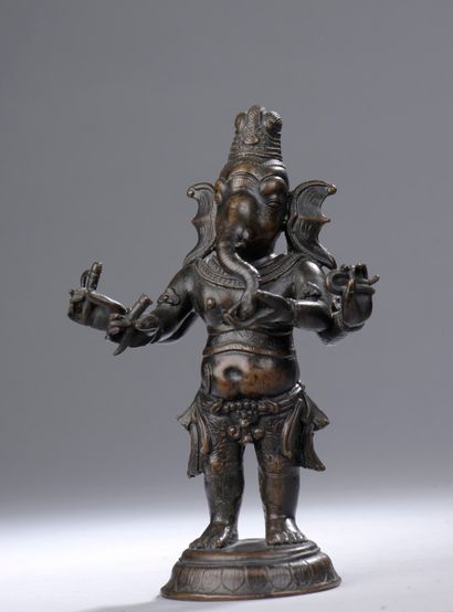 null INDIA - Early 20th century
Statuette of Ganesh in bronze with brown patina,...