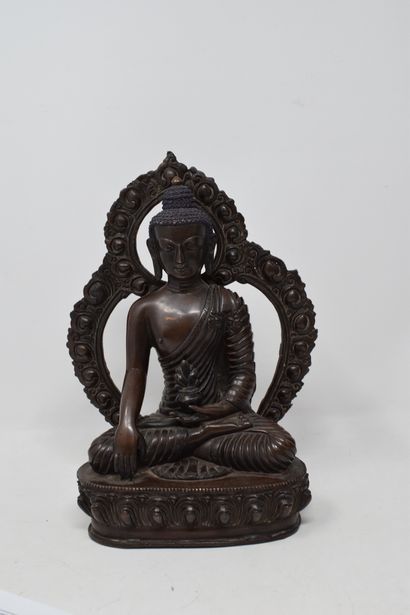 null NEPAL, XXème siècle,
Lot composé de deux buddhas, le premier en alliage de cuivre...