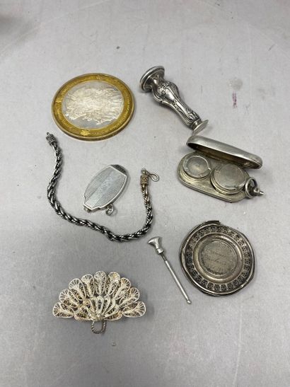 null Lot d'objets de vitrine et bijoux en argent comprenant deux broches, un bracelet...