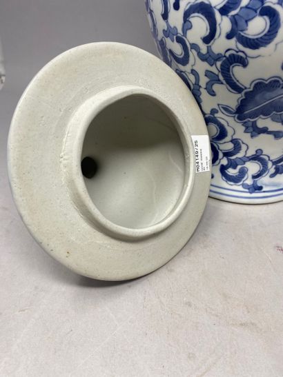 null CHINE MODERNE 
Pot couvert à décor bleu blanc de rinceaux et fleurs 
45 x 23...