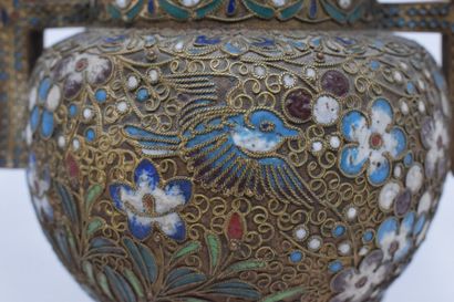 null China XXth century
Covered copper pot with floral decoration in cloisonné enamels,...
