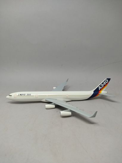 null AEROSPATIALE - AIRBUS
Maquette de l'avion A340 au 1/200e aux couleurs de Airbus...