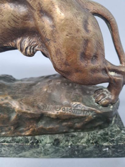 null DESCOMPS Jean Bernard (1872-1948)
Lion 
Sculpture in bronze with medal and light...