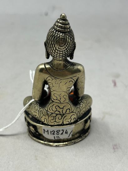 null Petit bouddha en argent représenté dans le geste de la prise de la terre en...