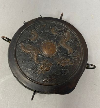 null Asian compass in sculpted and engraved resin, in a quadripod support in sheet...